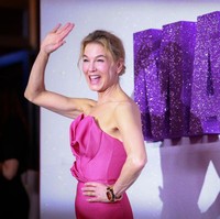 Aktris peraih Oscar ini juga mengenakan jam tangan hitam yang mencolok di pergelangan tangannya. Sementara itu, riasan natural yang digunakannya semakin menonjolkan wajahnya yang tampak segar dan bercahaya. (Foto: Hanna Lassen/Getty Images)