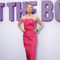 Penampilannya semakin sempurna dengan sepatu hak tinggi merah mengilap serta tatanan rambut up-do yang rapi dan berkelas. (Foto: Hanna Lassen/Getty Images)