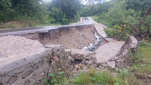 Ruas Jalan Sabuk Merah di Dusun Manumutin, Desa Fatubaa, Kecamatan Tasifeto Timur (Tastim), Belu, NTT, terancam putus total karena longsor. (Dok. Polsek Tasifeto Timur)