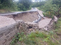 Ruas Jalan di Belu Longsor Akibat Hujan Deras, Terancam Putus Total