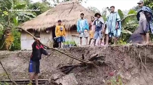 Rumah warga di Kampung Sonan, Dusun 1, Desa Bitobe, Kecamatan Amfoang Tengah, Kabupaten Kupang, NTT, nyaris tertimbun longsor. (Foto: Dok. Kecamatan Amfoang Tengah)