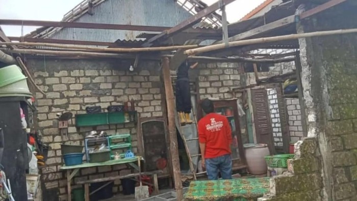 Salah satu rumah di Lamongan yang roboh terdampak hujan angin.