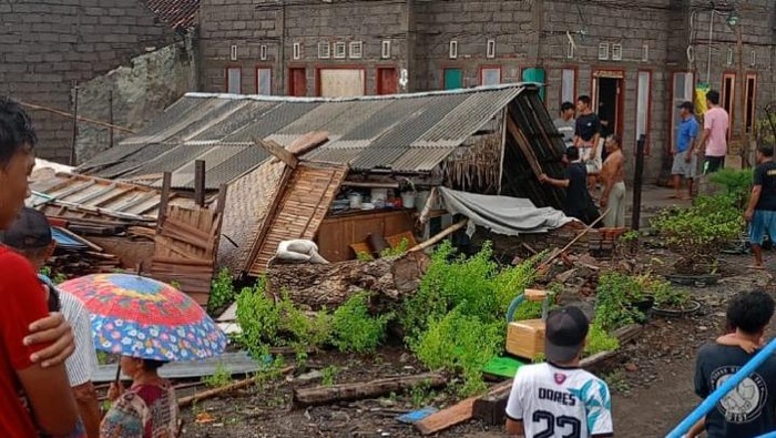 Salah satu rumah semi permanen yang roboh akibat terjangan angin kencang disertai hujan di wilayah Kelurahan Gilimanuk, Kabupaten Jembrana, Bali Minggu (9/2/2025). (Istimewa)
