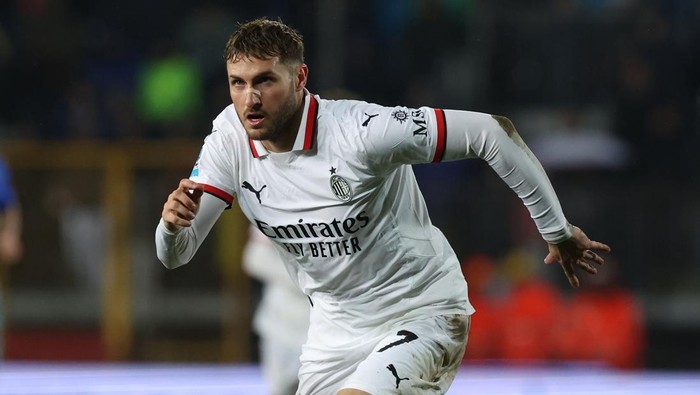 EMPOLI, ITALY - FEBRUARY 08:  Santiago Gimenez of AC Milan in action during the Serie A match between Empoli and AC Milan at Stadio Carlo Castellani on February 08, 2025 in Empoli, Italy. (Photo by Claudio Villa/AC Milan via Getty Images)