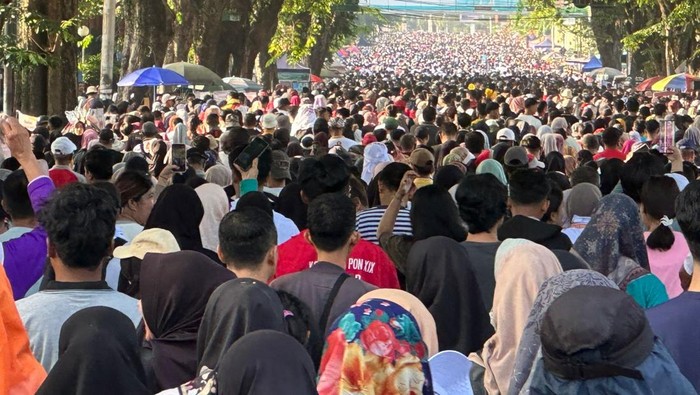 Sekitar seratus ribu warga Sumatera Barat antusias mengikuti jalan sehat dalam rangka HUT Partai Gerindra ke-17.