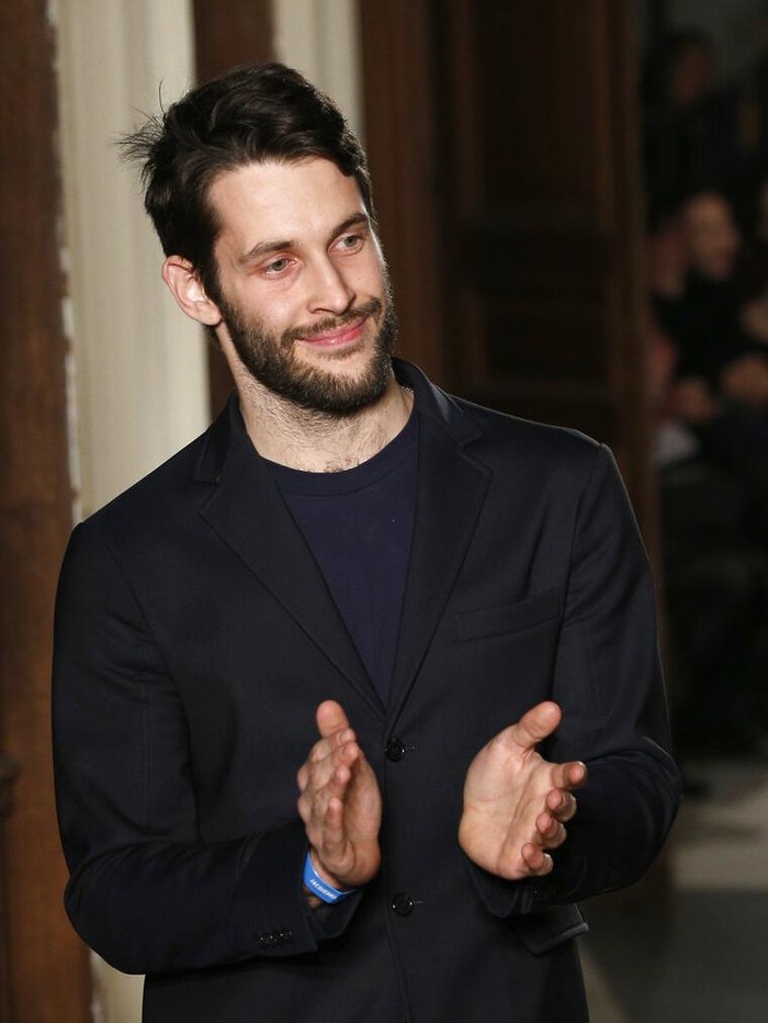 Perancang busana Simon Porte Jacquemus mendapat tepuk tangan setelah menampilkan koleksi busana siap pakai musim gugur-musim dingin 2015-2016, sebagai bagian dari Paris Fashion Week di Paris, Prancis, Selasa, 3 Maret 2015.