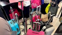 Mereka menyerbu stan dari berbagai brand. Saking banyaknya barang yang ingin dibeli, mereka bahkan terlihat sampai membawa koper.