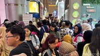Ribuan pengunjung hingga jastipers rela berdesak-desakan memadati area convention.