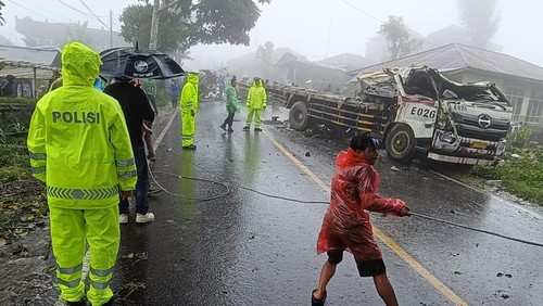 Kondisi truk tronton usai kecelakaan di jalan jurusan Kintamani-Susut- Gianyar di Desa Batur Tengah, Kintamani, Minggu (9/2/2025).
