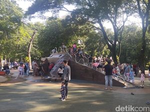 Ramainya Tebet Eco Park di Akhir Pekan, Warga: Anak-anak Nyaman Bermain