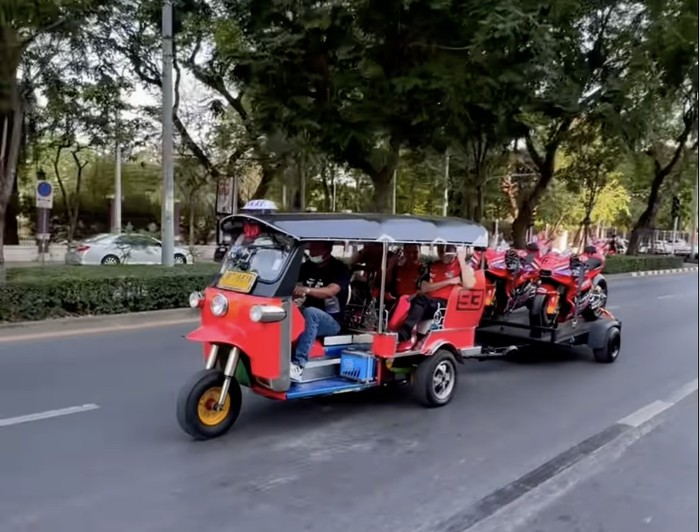 Tiba di Thailand, motor Marc Marquez dkk ditowing pakai tuk tuk