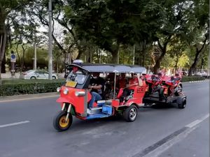 Tiba di Thailand, Motor Marc Marquez dkk Diangkut Pakai Tuk Tuk