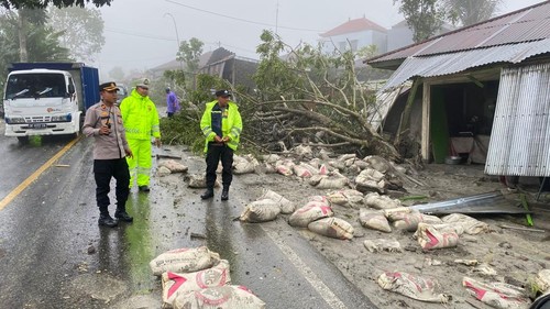 Polisi melakukan olah TKP truk maut di Kintamani, Bangli, Minggu (9/2/2025).
