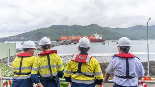 Uji coba sandar dan olah gerak (trial berthing) MT Lady Eva di Pelabuhan Benete, Kabupaten Sumbawa Barat (KSB), NTB, pada 20 Januari 2025. (Foto: Dok Istimewa).