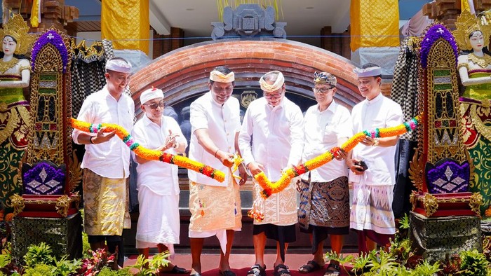 Wabup Badung, I Ketut Suiasa, bersama sejumlah pejabat memotong pita peresmian Kantor Desa Ungasan di Kecamatan Kuta Selatan, Sabtu (8/2/2025). (Dok. Pemkab Badung)