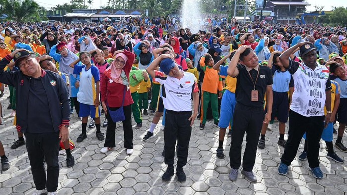 Wamendikdasmen lakukan Senam Anak Indonesia Hebat bersama 2.500 siswa di Papua