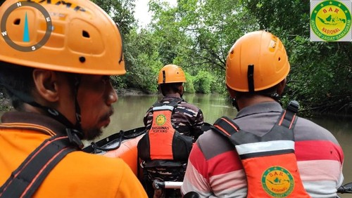 Tim SAR saat mencari Alvina Doki (64) di Sungai Ledewero, Sumba Barat Daya, NTT. (Dok. Kantor Pencarian dan Pertolongan Kupang).
