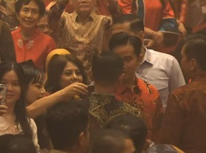 Wapres Gibran Hadiri Perayaan Imlek di TMII, Jadi Rebutan Selfie