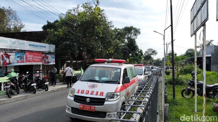 Ratusan orang dilaporkan mengalami keracunan usai menyantap hidangan hajatan di Lumbungrejo, Tempel, Sleman, Minggu (9/2/2025).