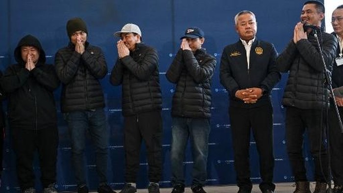 Freed Thai nationals (from L-C) Bannawat Saethao, Watchara Sriaoun, Surasak Rumnao, Sathian Suwannkham, and Pongsak Thaenna (front R) gesture with folded hands following a press conference after their return to Thailand at Bangkoks Suvarnabhumi Airport on February 9, 2025, following their release in a hostage-prisoner exchange between Israel and Hamas as part of a ceasefire deal. (Photo by MANAN VATSYAYANA / AFP)