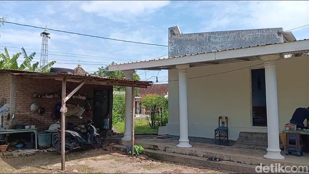 Warung kelontong Bitner dan rumahnya.