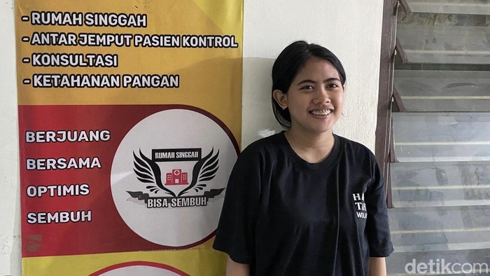 Wulan, gadis Surabaya yang berjualan koran sambil sekolah sejak SD hingga bisa kuliah dan cicil rumah.