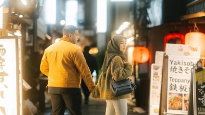 Romantisnya Yislam Aljaidi saat Kuliner Bareng Istri