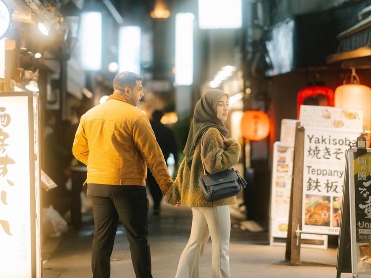 Romantisnya Yislam Aljaidi saat Kuliner Bareng Istri