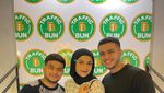 Romantisnya Yislam Aljaidi saat Kuliner Bareng Istri