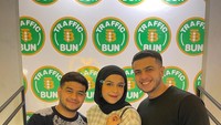 Terakhir ada potret kedekatan Yislam Aljaidi dengan kedua adiknya, Fadil dan Dilla. Momen ini saat menghadiri opening gerai burger milik Fadil.  Foto: Instagram/Yislamaljaidi
