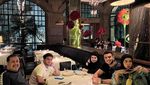 Romantisnya Yislam Aljaidi saat Kuliner Bareng Istri