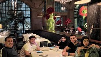 Kompak dengan keluarganya, Yislam Aljaidi ikut makan malam keluarga di sebuah restoran. Fadil Jaidi dan Dilla Aljaidi pun terlihat di sana. Foto: Instagram/Yislamaljaidi