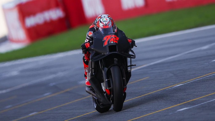 MONTMELO, SPAIN - NOVEMBER 19: Marco Bezzecchi of Italy and Aprilia Racing in action during the MotoGP Test in Barcelona at Circuit de Catalunya on November 19, 2024 in Montmelo, Spain. (Photo by Eric Alonso/Getty Images)