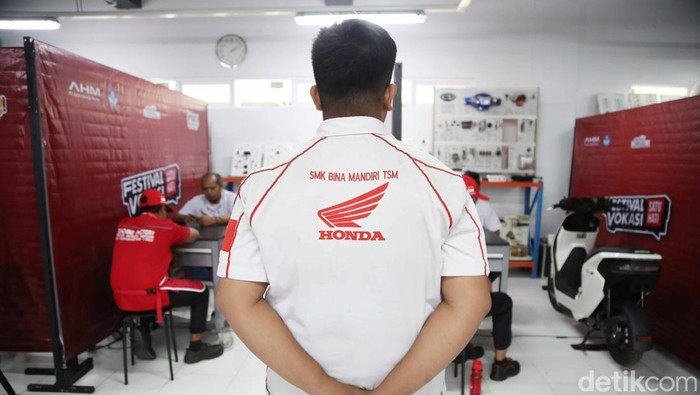 Uji kompetensi dan pengetahuan teknologi sepeda motor Honda kembali digelar. Sebanyak 26.917 siswa dan 2.615 guru SMK dari seluruh Indonesia mengikuti ajang ini.