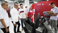 Ahmad Muhibbuddin - General Manager Corporate Communication AHM , Herry Chairy T. - Manager Technical Training AHM  dan Gunardi - Manager Vocational AHM (Kanan) meninjau lokasi Festival Vokasi di Astra Honda Motor Safety Riding, Cikarang, Kabupaten Bekasi, Senin (10/2/2025).  