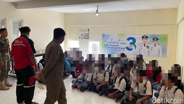 39 Pelajar Lamongan Terjaring Operasi Kasih Sayang Satpol PP Saat Asyik Nongkrong di Warung