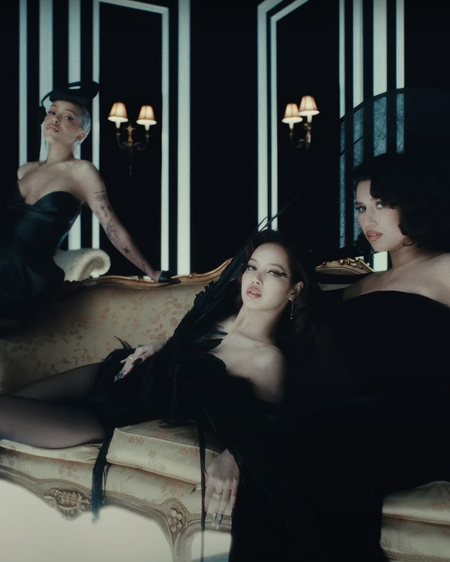 Lisa BLACKPINK kembali memukau netizen Korea dengan karier solonya. Personel grup KPop BLACKPINK asal Thailand itu berkolaborasi dengan Doja Cat dan RAYE untuk lagu Born Again. Lisa langsung mencuri perhatian dengan gayanya memakai kostum hitam dengan aksen sayap rancangan desainer New York, The Blonds. Foto: dok. YouTube LLOUD