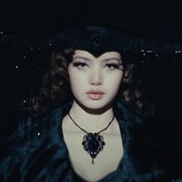 Ada pula gaya Lisa BLACKPINK memakai coat berwarna hitam dari ASHI Studio Fall Winter 24/25 Collection. Topi yang dikenakannya seolah menjadi statement. Item tersebut dirancang khusus oleh Sarah Mokol Millinery untuk Lisa beraksen rumbai. Foto: dok. YouTube LLOUD