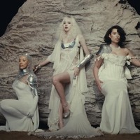 Sejumlah penggemar menduga Lisa BLACKPINK, Doja Cat, dan RAYE menggambarkan dewa mitologi Yunani. Saat trio tersebut muncul dalam satu frame, Lisa mengenakan sheer swimsuit yang dibalut ornamen bralette berwarna silver dan sheer dress keluaran brand fashion, DSQUARED2. Koleksi gaunnya dibanderol dengan harga fantastis mencapai $5,995 atau Rp 97 juta. Foto: dok. YouTube LLOUD