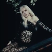 Dalam 24 jam setelah dirilis, video klip Born Again tembus ditonton sebanyak 10,8 juta kali. Born Again menggambarkan transformasi menjadi wanita baru yang merangkul kebebasan untuk menjadi orang yang diinginkan. Lisa tampil beda dengan wig rambut pirang dan memakai gaun renda transparan dengan detail hati dari Luis De Javier Spring Ready-to-wear collection. Foto: dok. YouTube LLOUD