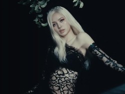 5 Gaya Lisa BLACKPINK di Video Klip Born Again, Kenakan Gaun Transparan