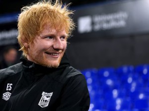 Dunia Hari Ini: Penampilan Ed Sheeran di Jalanan Diberhentikan Polisi India