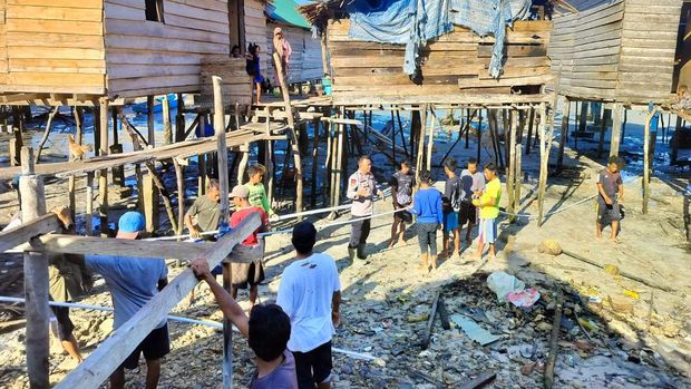 Aiptu Sisran bangun instalasi pipa air bersih untuk warga Kampung Tanjung Lemo, Sulawesi Tenggara.