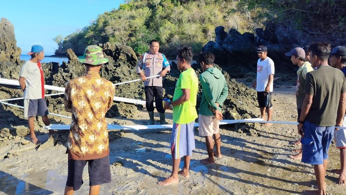 Aiptu Sisran bangun instalasi pipa air bersih untuk warga Kampung Tanjung Lemo, Sulawesi Tenggara
