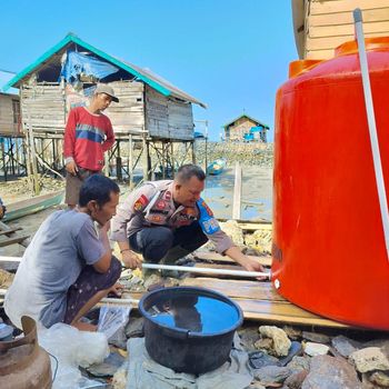 Aiptu Sisran bangun instalasi pipa air bersih untuk warga Kampung Tanjung Lemo, Sulawesi Tenggara