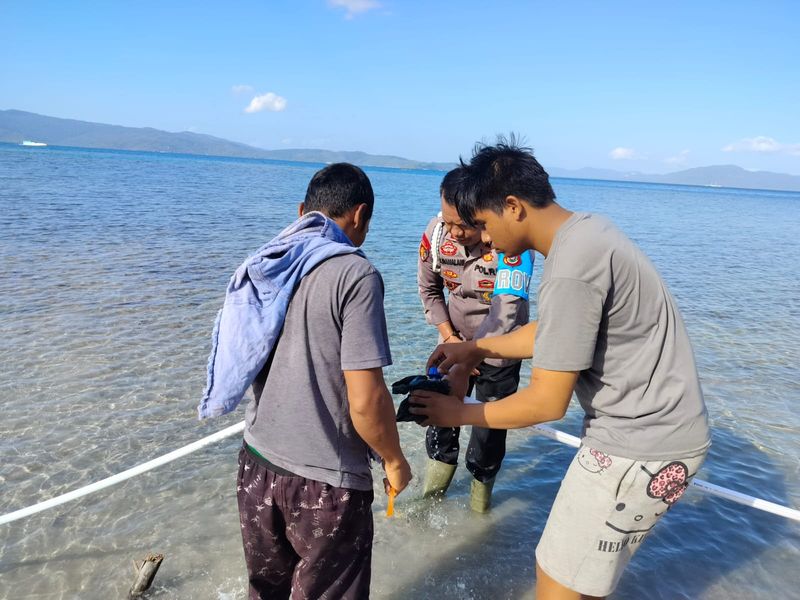 Aiptu Sisran bangun instalasi pipa air bersih untuk warga Kampung Tanjung Lemo, Sulawesi Tenggara