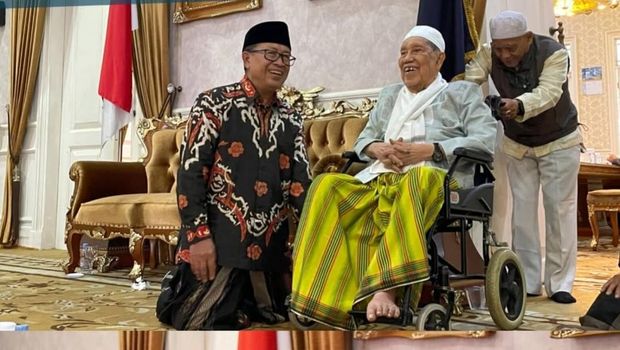 Ajengan Elim (sarung kuning) bersama Bupati Cianjur Herman Suherman