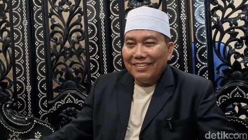 Anggota Komisi X DPR RI Muazzim Akbar saat ditemui di kediamannya, Minggu malam (9/2/2025). (Ahmad Viqi/detikBali)