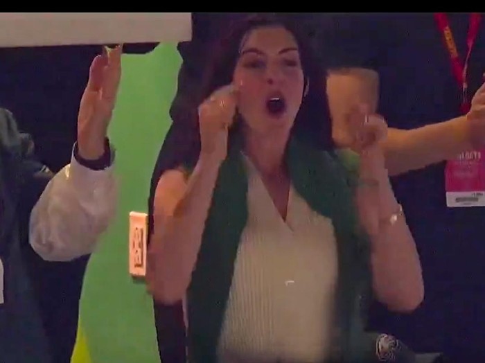 Anne Hathaway Punya Tips Menikmati Dessert Lebih Maksimal