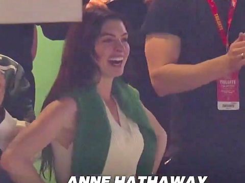 Anne Hathaway Nonton Super Bowl 2025